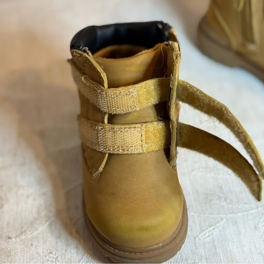 Wonder Nation Size‎ 4 Baby / Toddler Boots. Tan with Side Zipper.